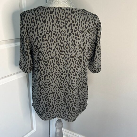 Loft Black & Gray Leopard Print V Neck Short Sleeve Blouse Size M NWOT - Picture 2 of 2